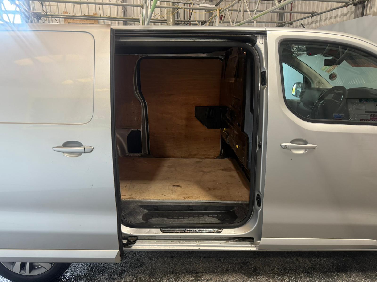 Peugeot Expert 2.0 BlueHDi 1400 Professional Plus Standard Panel Van 6dr Diesel Manual MWB Euro 6 (s/s) (120 ps)