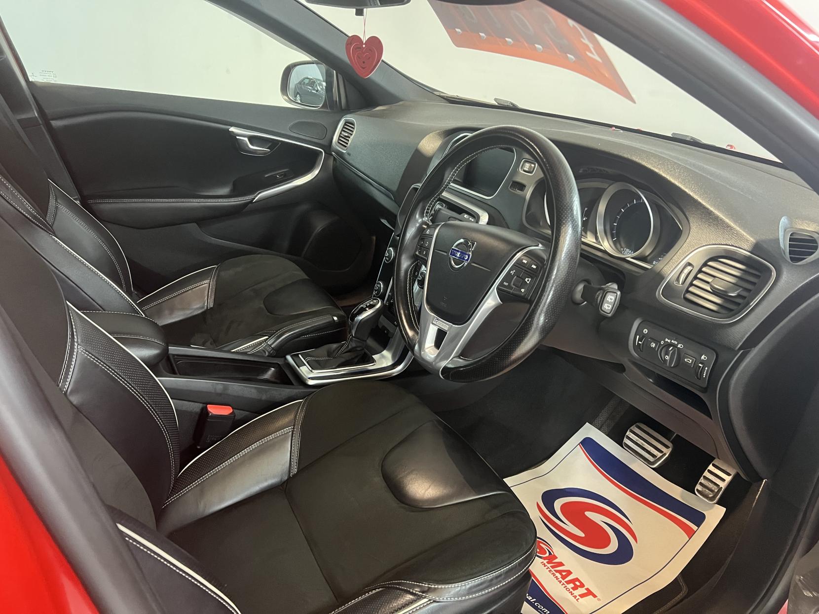 Volvo V40 1.5 T3 R-Design Nav Hatchback 5dr Petrol Auto Euro 6 (s/s) (152 ps)