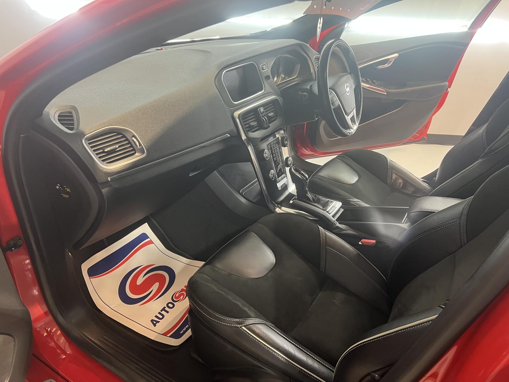 Volvo V40 1.5 T3 R-Design Nav Hatchback 5dr Petrol Auto Euro 6 (s/s) (152 ps)