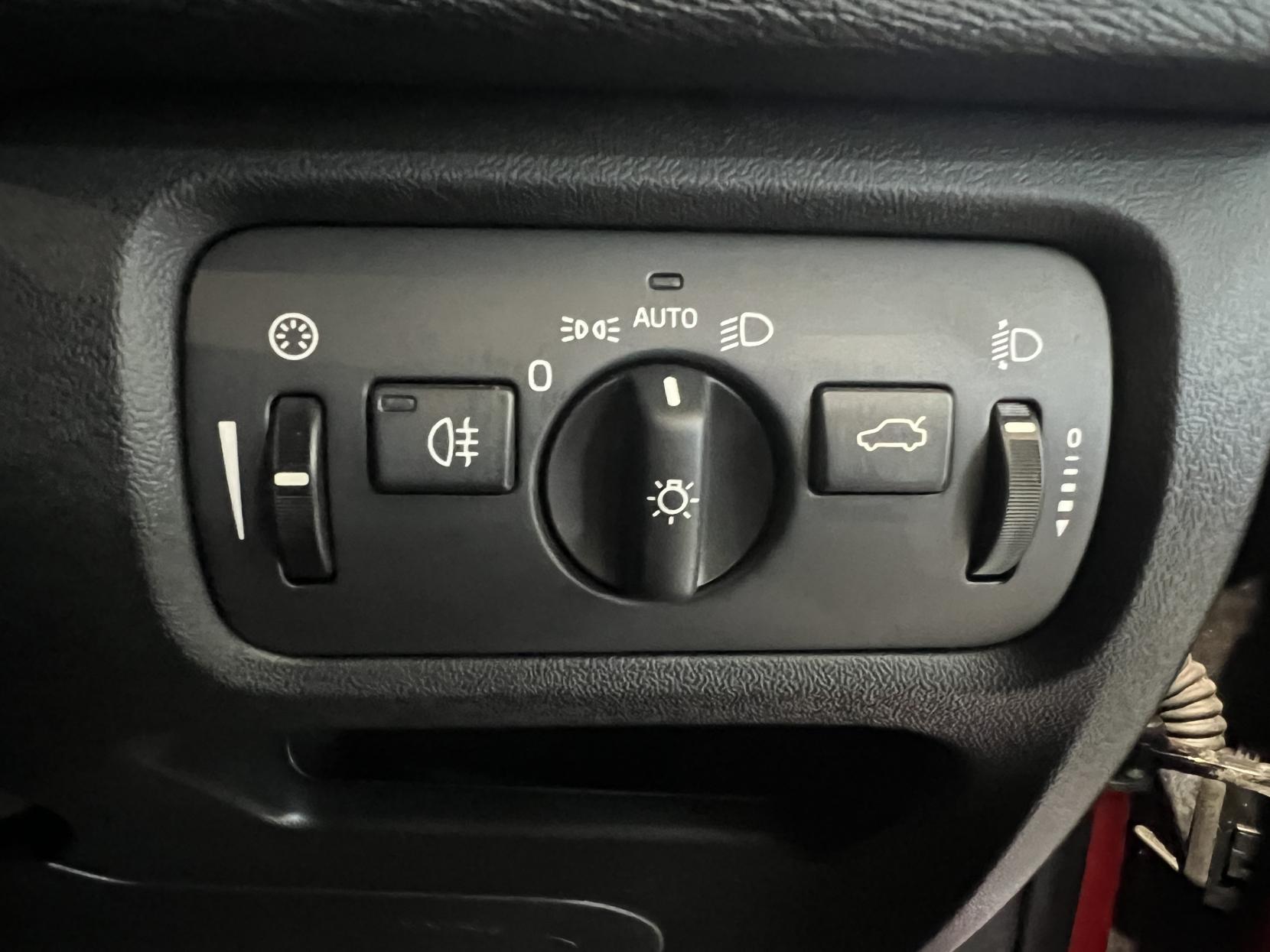 Volvo V40 1.5 T3 R-Design Nav Hatchback 5dr Petrol Auto Euro 6 (s/s) (152 ps)