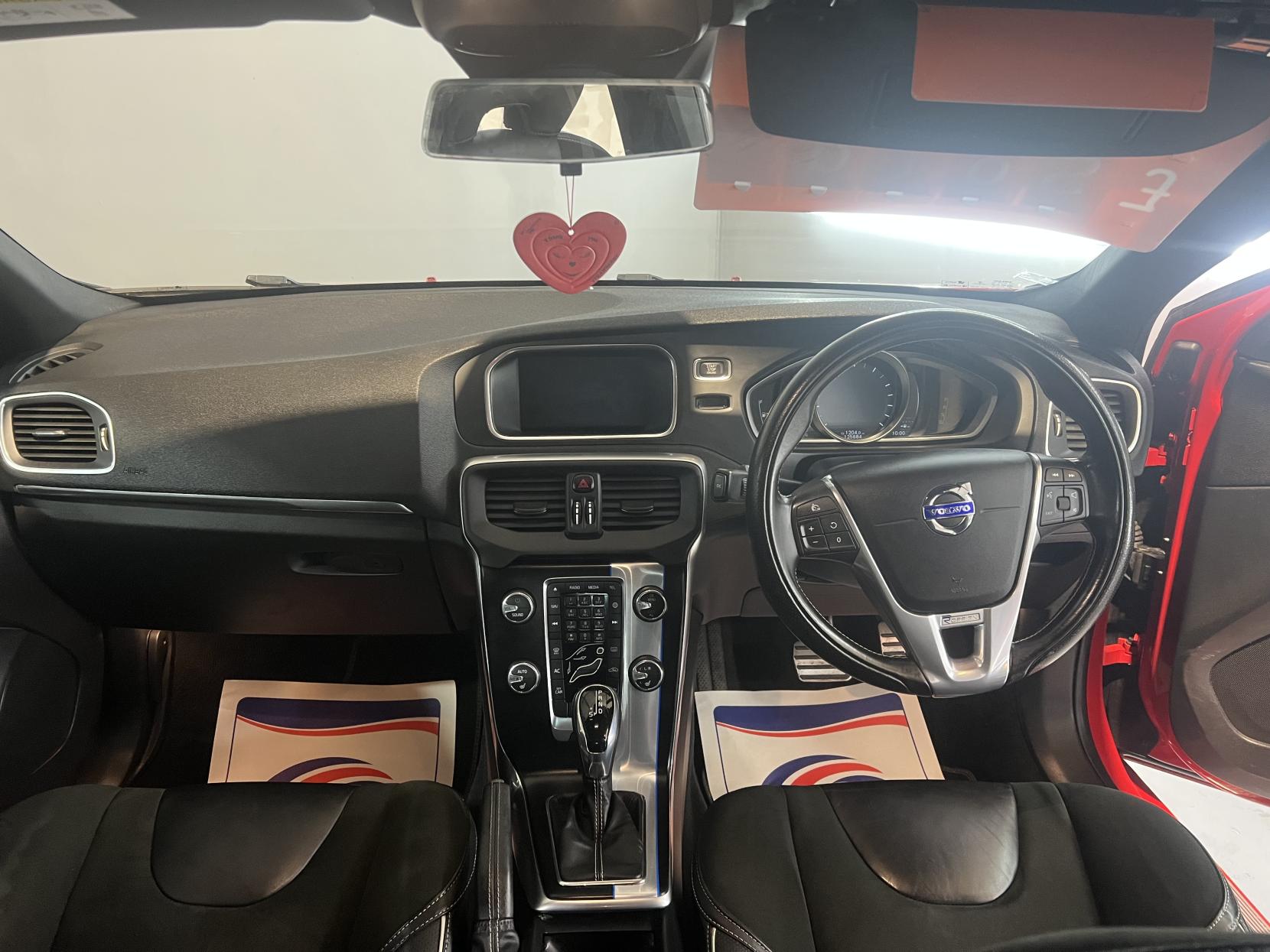 Volvo V40 1.5 T3 R-Design Nav Hatchback 5dr Petrol Auto Euro 6 (s/s) (152 ps)