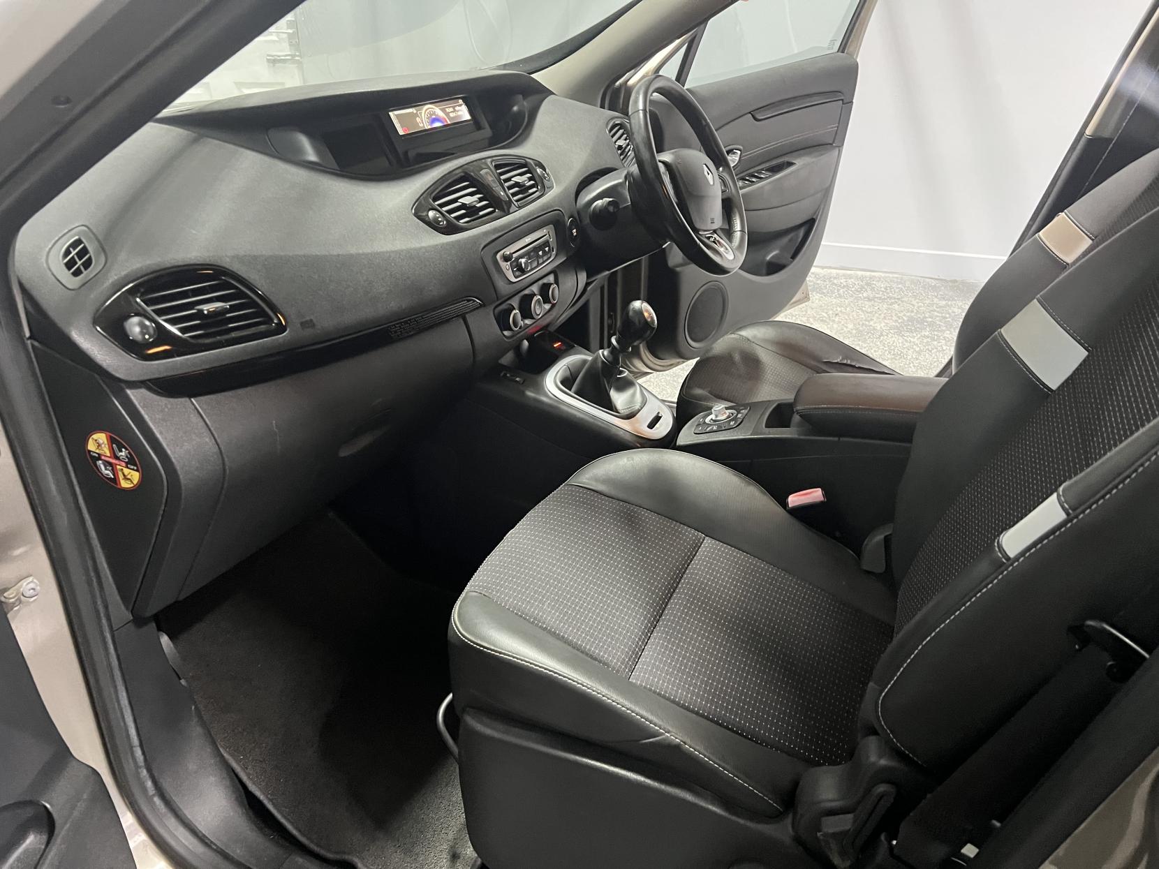 Renault Scenic 1.5 dCi Dynamique TomTom MPV 5dr Diesel Manual Euro 5 (s/s) (110 ps)