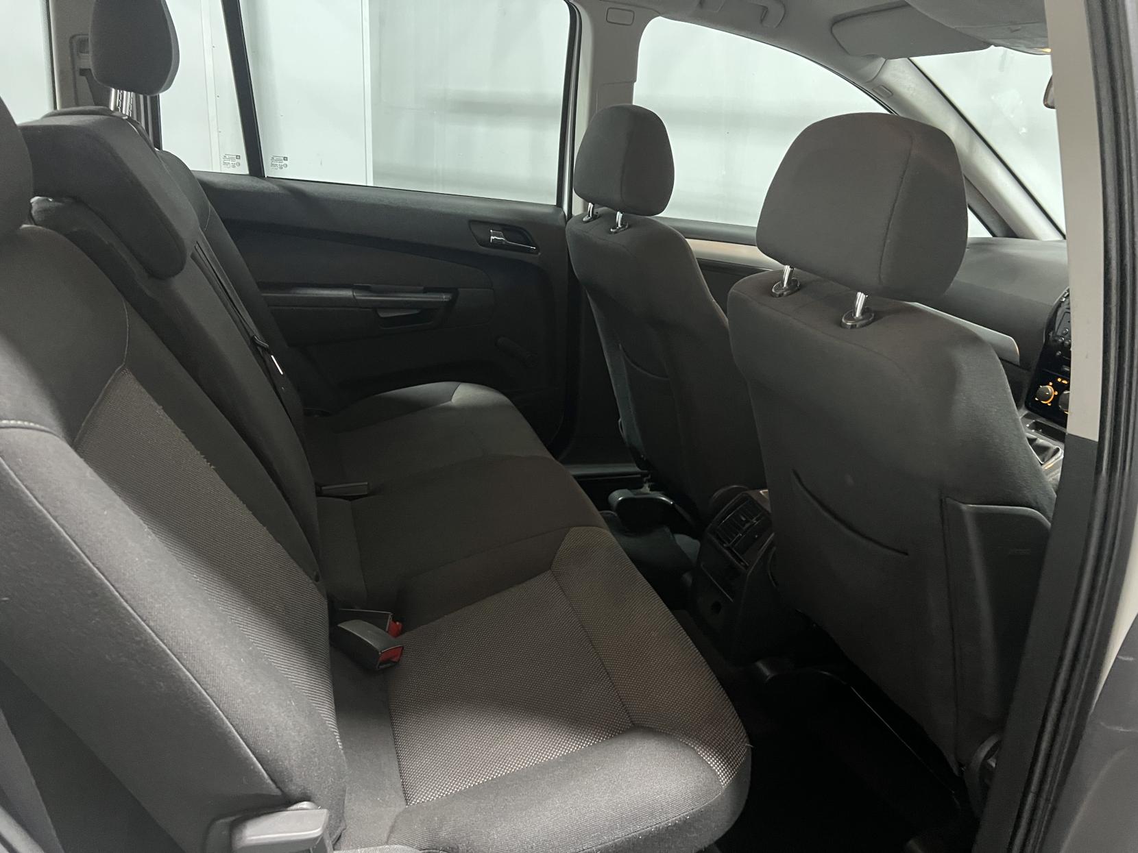 Vauxhall Zafira 1.6 16V Exclusiv MPV 5dr Petrol Manual Euro 5 (115 ps)