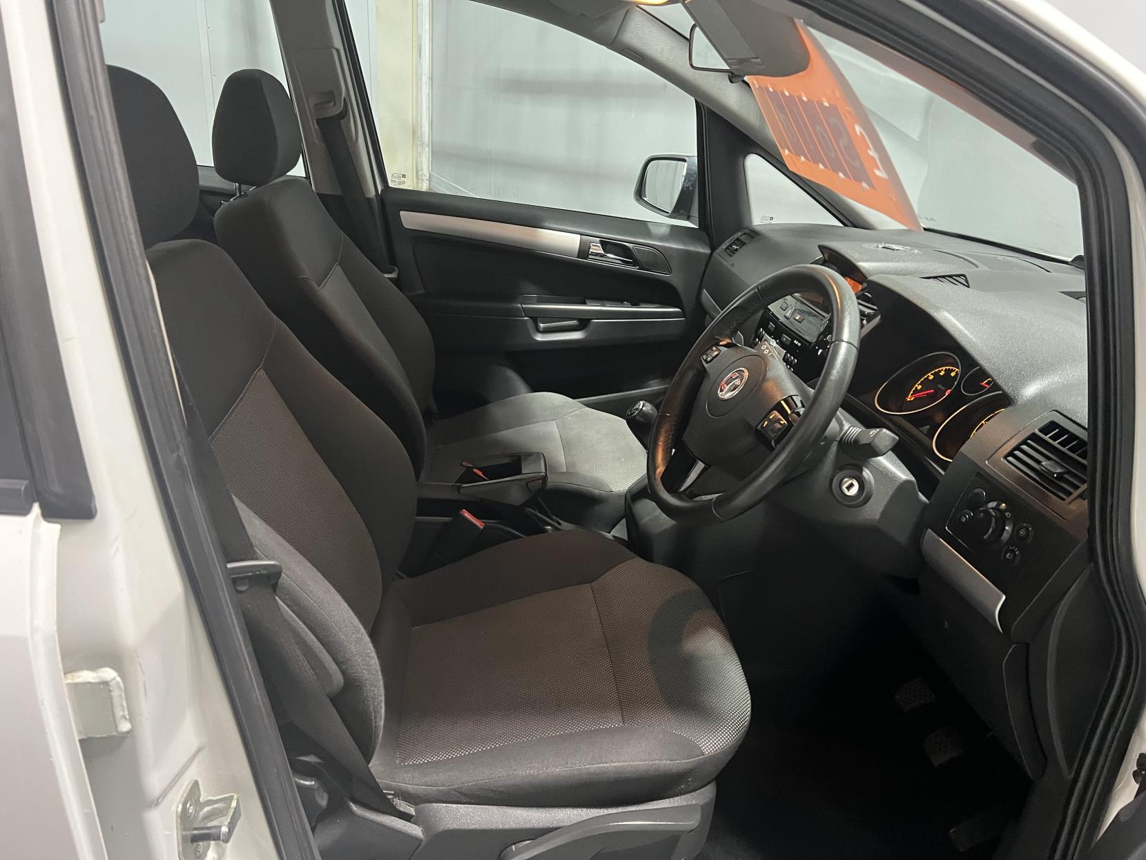 Vauxhall Zafira 1.6 16V Exclusiv MPV 5dr Petrol Manual Euro 5 (115 ps)