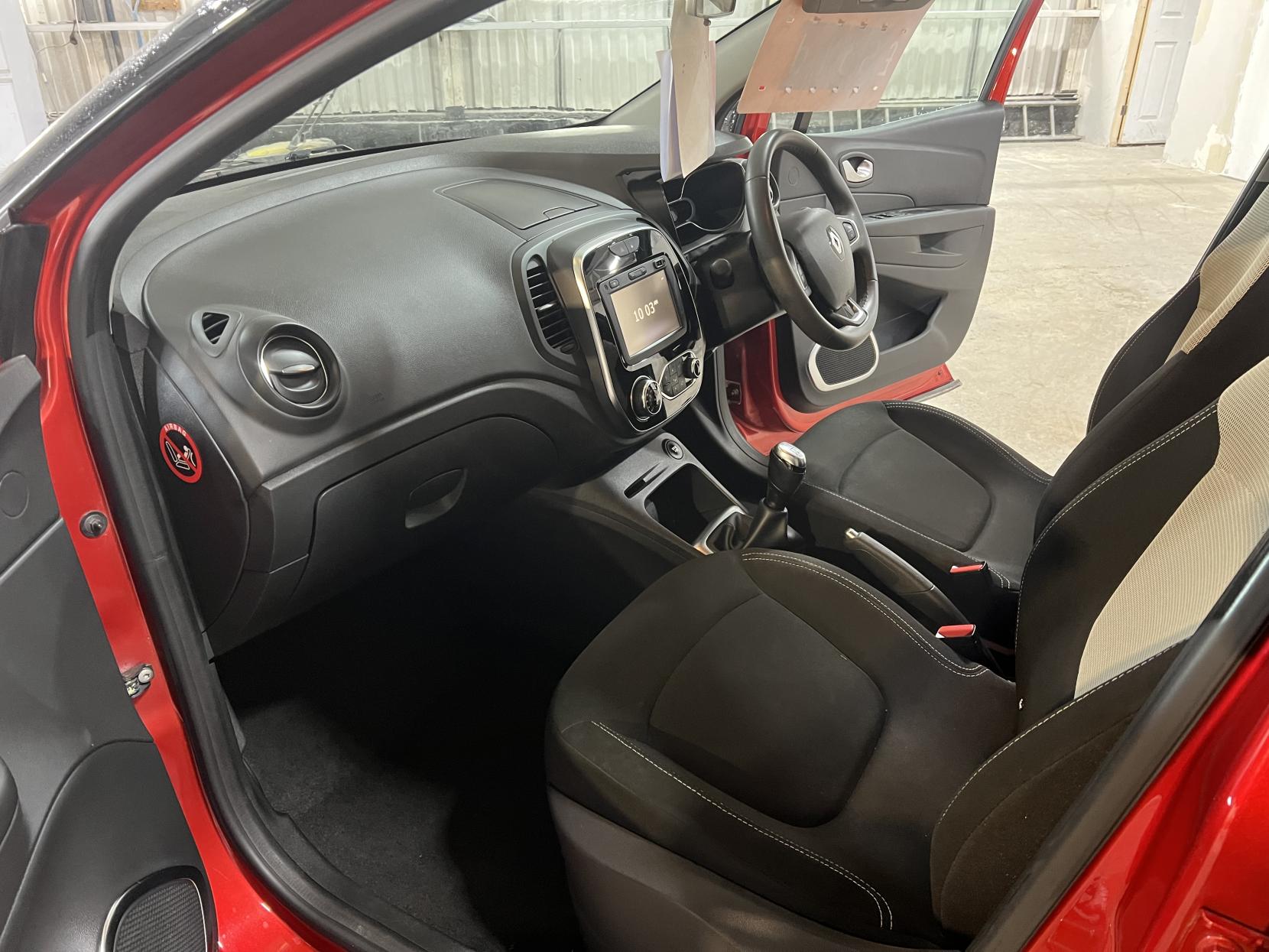 Renault Captur 0.9 TCe ENERGY Iconic SUV 5dr Petrol Manual Euro 6 (s/s) (90 ps)